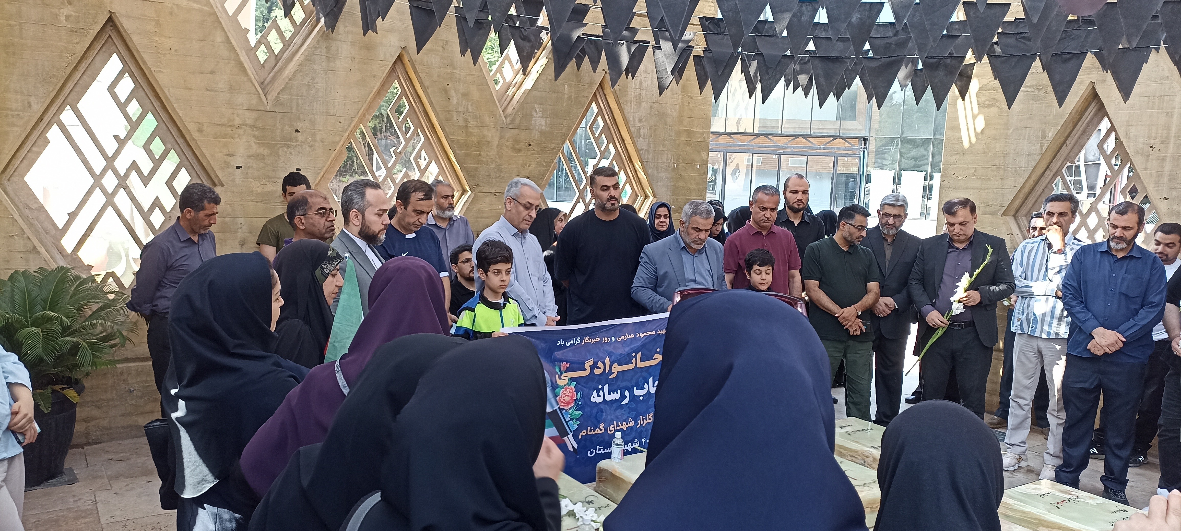 گلستان ما - خبرنگارانی که برای ۴ هزار شهید قدم زدند
